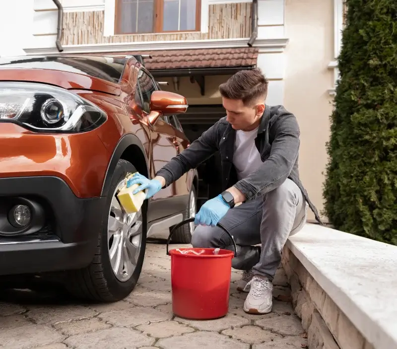 Lavage auto à domicile Saint-Laurent-de-Chamousset : professionnel intervenant sur un véhicule